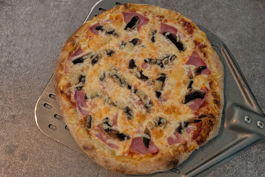 Pizza Schinken und Champignons