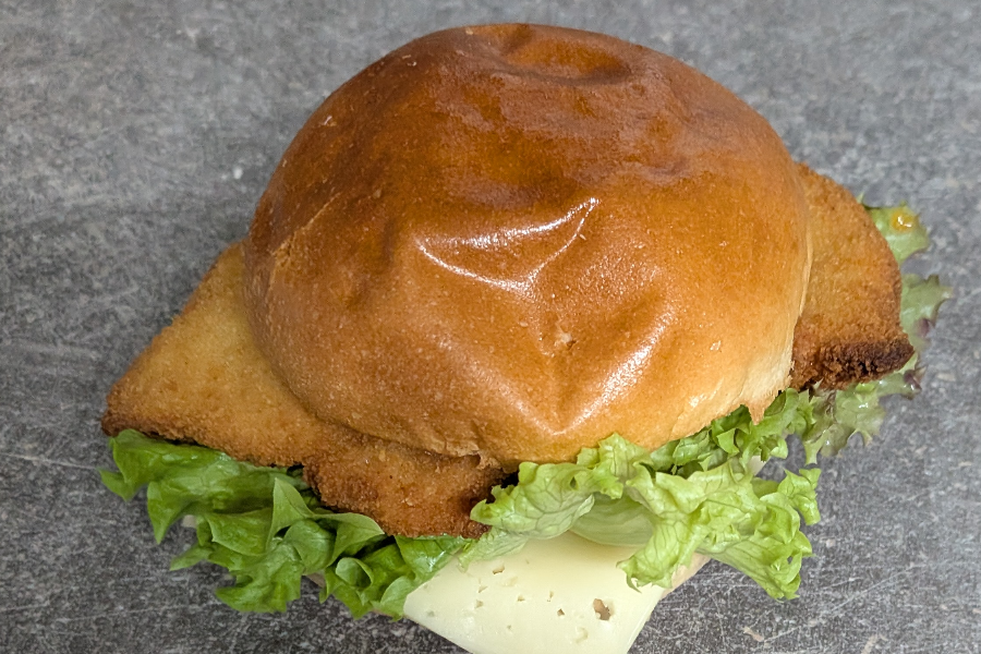 Hähnchenschnitzel im Burger-Semmel